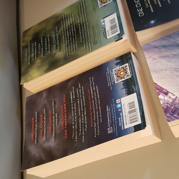 DIVERGENT 4 book series by Veronica Roth LIKE NEW - Picture 5 of 10